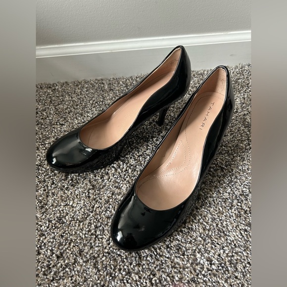 Tahari patent leather pump heel with small front platform size 8M - Picture 7 of 7